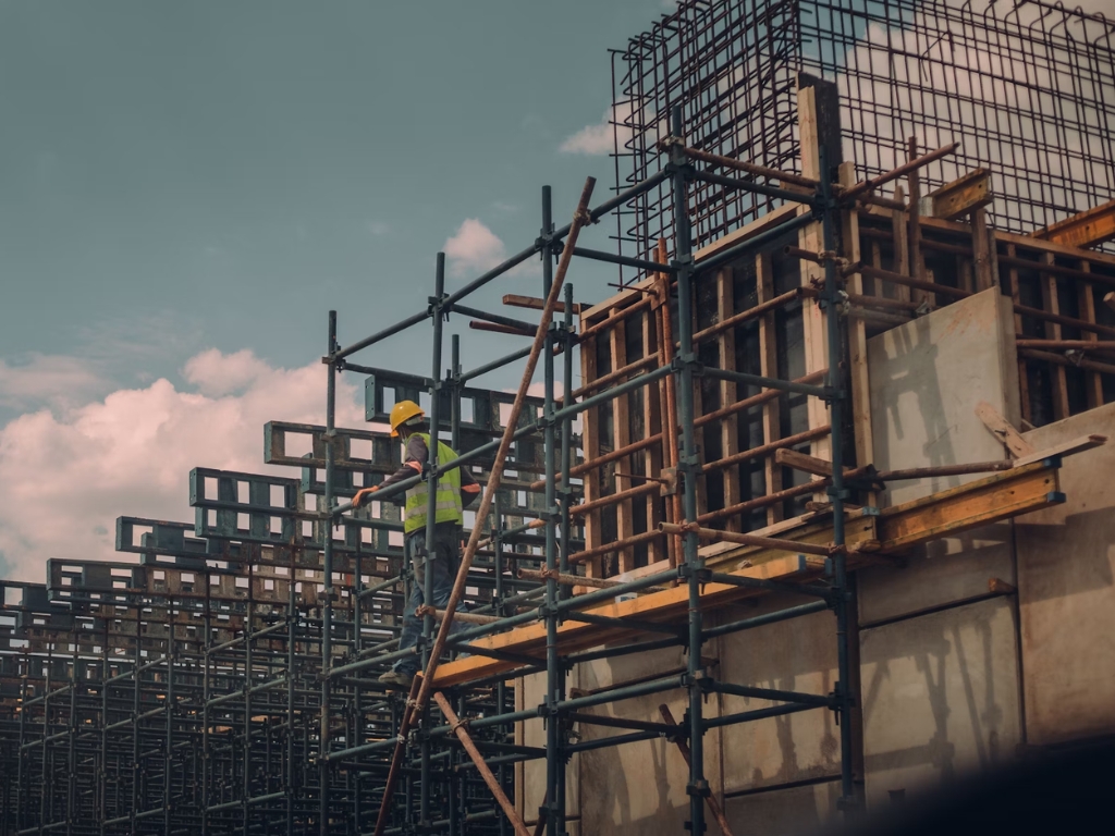 Linha de Vida: Proteção Indispensável Contra Quedas em Obras com a TEC ALT Locações e Montagens